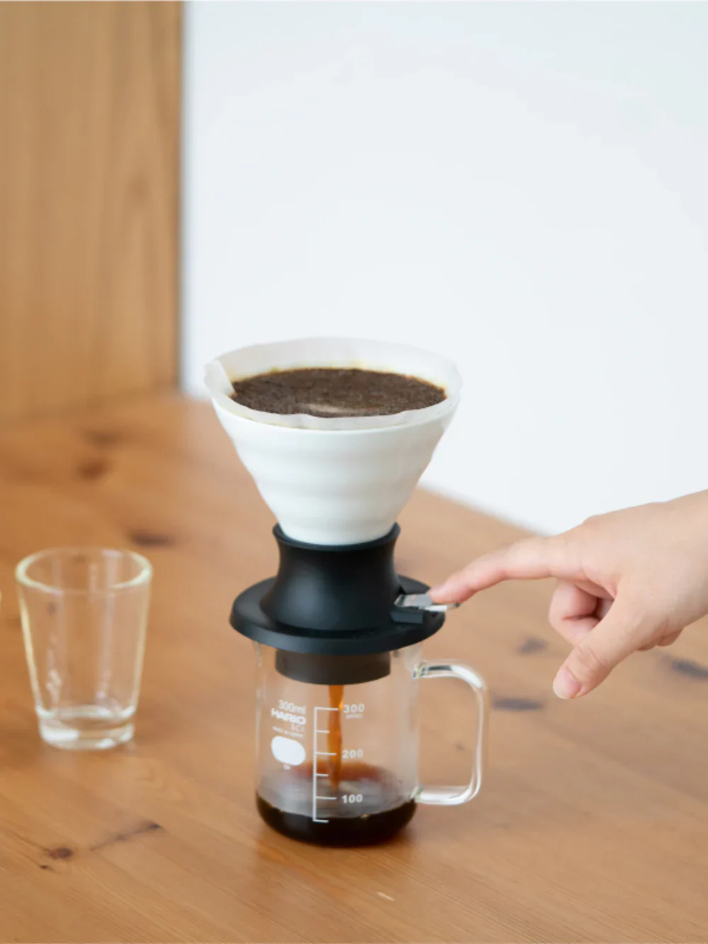 Hario V60-02 Switch Immersion Glass Dripper - Image 4